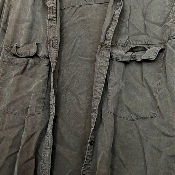 ✨2/$40✨ DEX khaki green long sleeve button-down shirt - Picture 2 of 6
